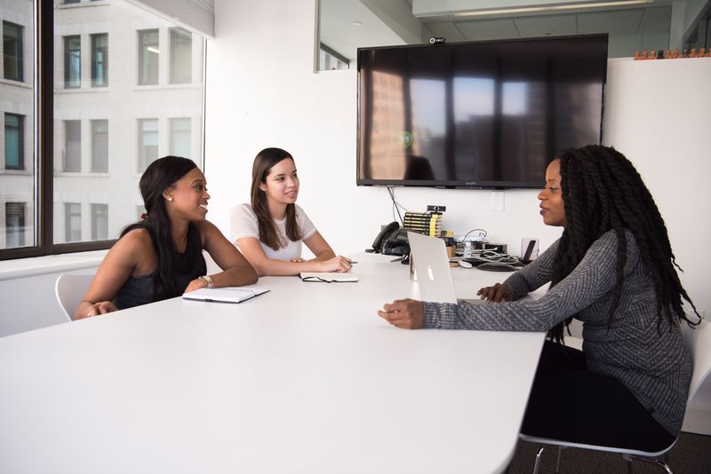 Perguntas difíceis na entrevista de emprego: saiba como responder